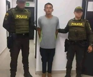 Dejó a su madre bañada de sangre. Ahora se retuerce y llora de dolor😭 No la veas… Ver más