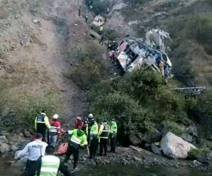 🚨ÚLTIMO MINUTO Al menos 23 mu3rtos tras caída de bus a un abismo en… Ver más