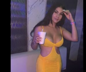 Se lucio con su vestido amarillo para salir de antro