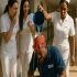 “Un multimillonario se disfrazó de un pobre limpiador en su propio hospital recién construido para descubrir que…