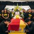 Historia: La nuera muere en el parto — Ocho hombres no podían levantar el ataúd, hasta que la suegra suplicó que lo abrieran.
