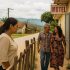 Mi padre tiene 65 años y, a escondidas de mi madre, tuvo una aventura. Yo, furiosa, decidí seguirlo hasta un motel, cuando la puerta de la habitación se abrió, la escena frente a mis ojos me dejó helada…