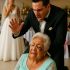 SU HIJO LA GOLPEÓ Y LA DERRIBÓ EN PLENA BODA… PERO LA ABUELA SE VENGÓ DE UNA FORMA INESPERADA…..