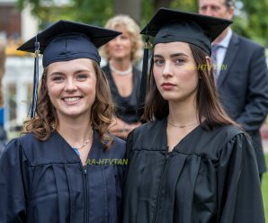 Mis padres pagaron la universidad de mi hermana, pero no la mía. En la graduación, sus rostros se pusieron pálidos cuando…