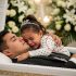Una niña abrazó a su padre en el ataúd espeluznante.