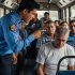 Un Empleado de Autobús Insultó a un Anciano a Bordo, Pero 10 Minutos Después la Verdad Sobre su Identidad lo Dejó Sin Palabras…