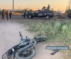 🚨Dos hombres huyeron al notar un operativo en Campo El Diez en Culiacán y dejaron abandønadas una motocicleta y un 4rm4 larga 📸👇