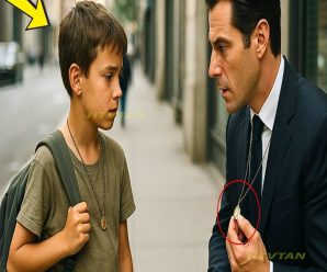 MILLONARIO ENCUENTRA A UN NIÑO DE LA CALLE CON EL COLLAR DE SU HIJA PERDIDA Y LO QUE HACE