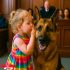 NIÑA DE 3 AÑOS LE SUSURRA ALGO A UN PERRO POLICÍA EN EL TRIBUNAL — ¡SEGUNDOS DESPUÉS…